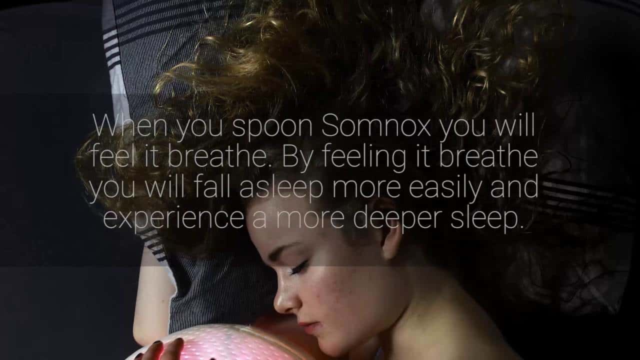 寝つきが悪いあなたへ。呼吸を整えてくれる枕型ロボット「Somnox」