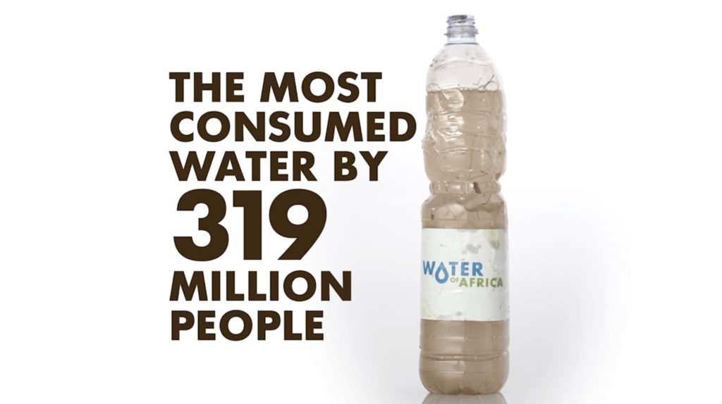 水問題の啓発のために販売された、アフリカの汚染水