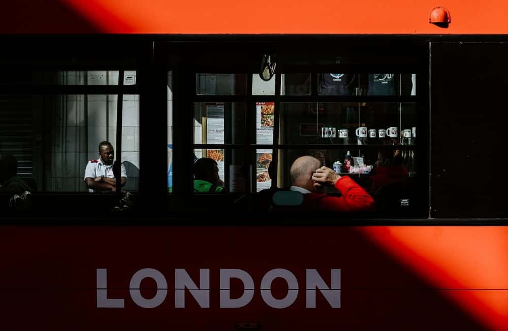 ホームレス相談所と化した、ロンドンの二階建てバス
