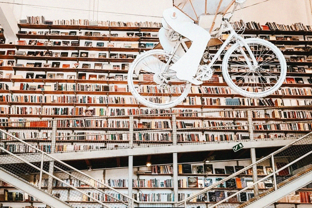 本だけでなく電動自転車も気軽に借りられる「自転車図書館」