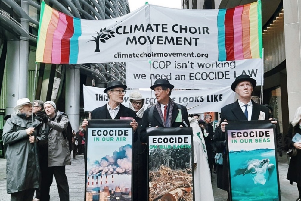 メロディにのせて優しく抗議する、イギリスの「気候合唱団」