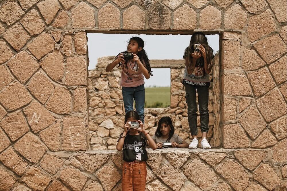 イラク戦争やシリア危機で傷ついた子ども向けの写真レッスン