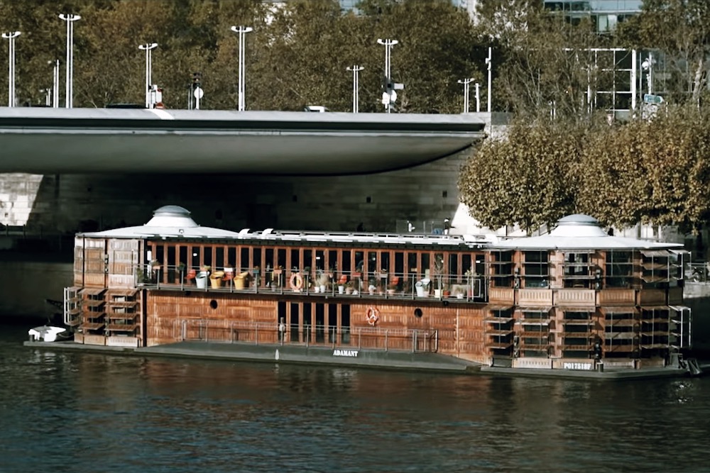 パリ・セーヌ川に浮かぶ精神科病院ボート「ラダマン号」