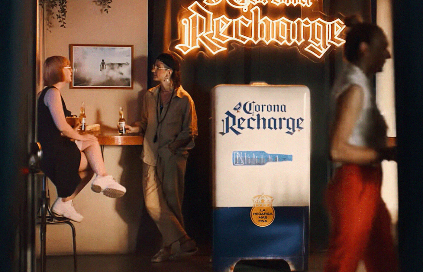 スマホの電池が切れそうな人だけにコロナビールをサービスする「Corona Recharge」