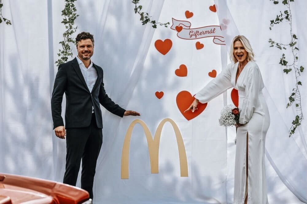 スウェーデンのマクドナルドのドライブスルーで結婚式を挙げられるキャンペーン