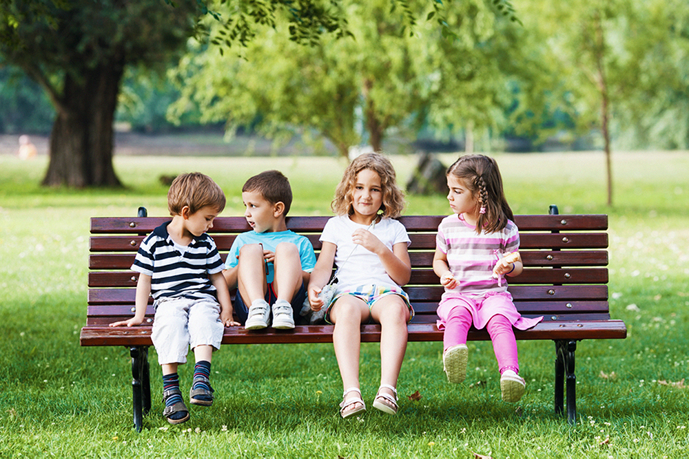 座るだけのSOSサインを伝えられる、子どものための対話型ベンチ「バディ・ベンチ」