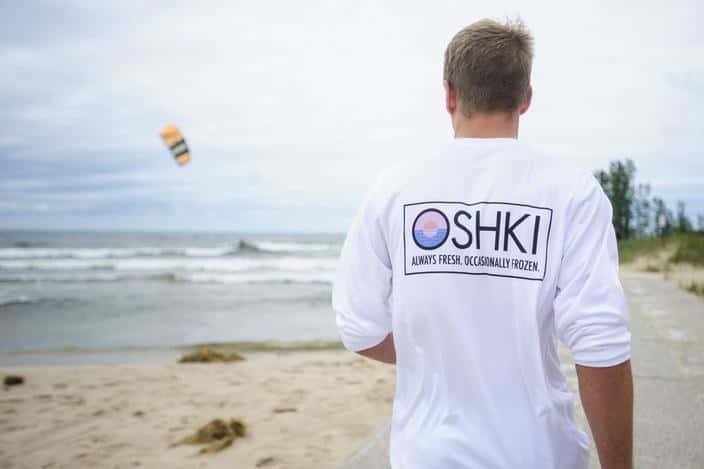 五大湖のプラごみをアップサイクルしたTシャツ「Oshki」
