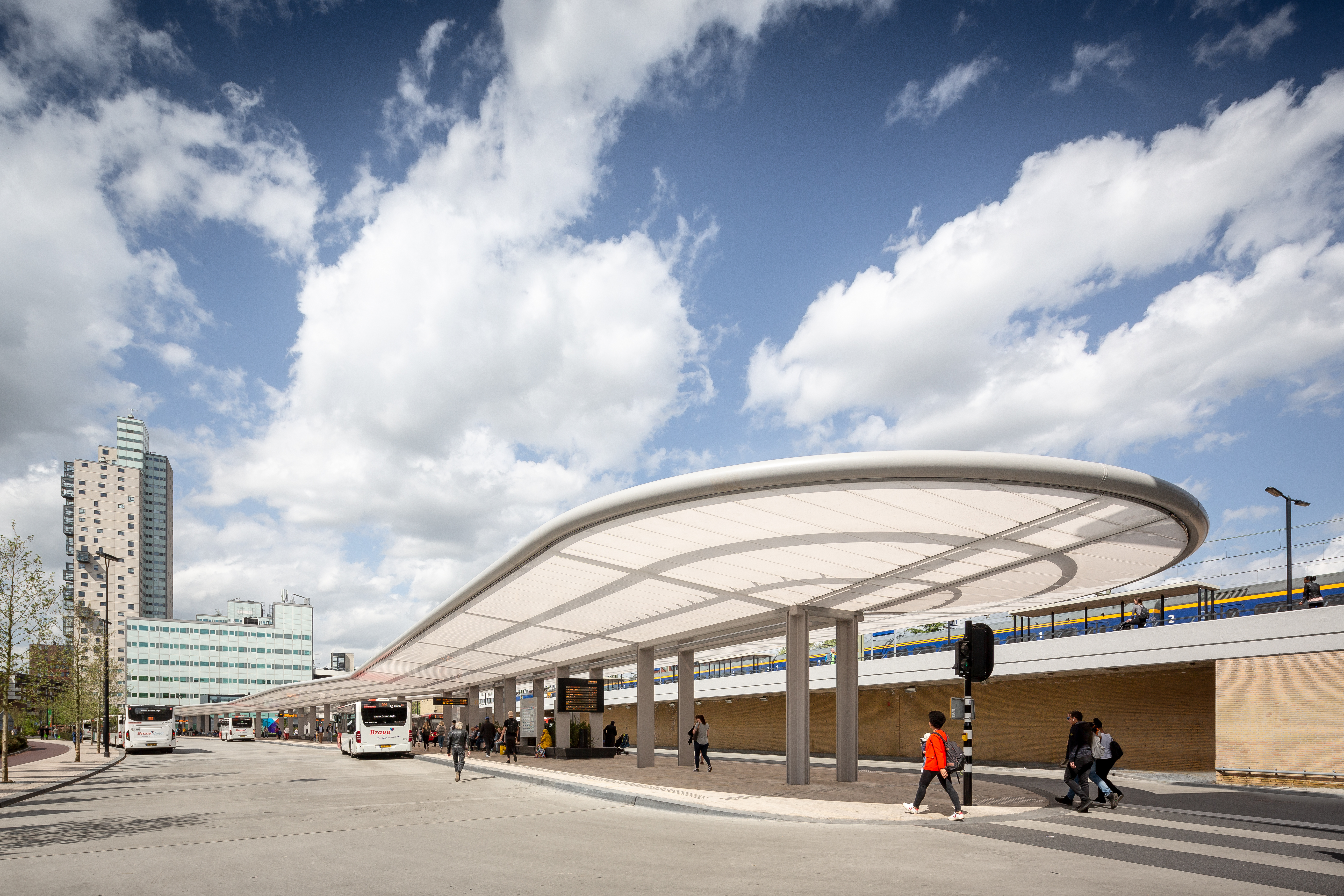 オランダ初の100%自給自足バスターミナルが誕生「Cepezed」
