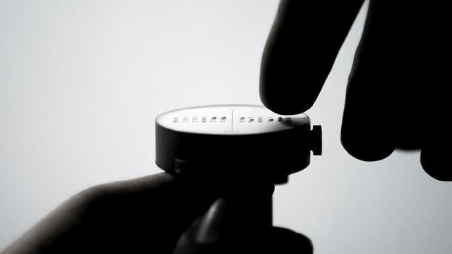 点字で時間が“読める”スマートウォッチ「Dot Watch」