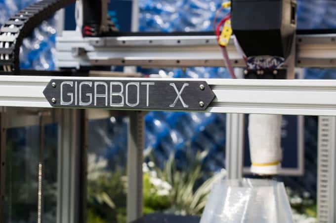 プラスチックごみでモノづくりできる3Dプリンター「Gigabot X」