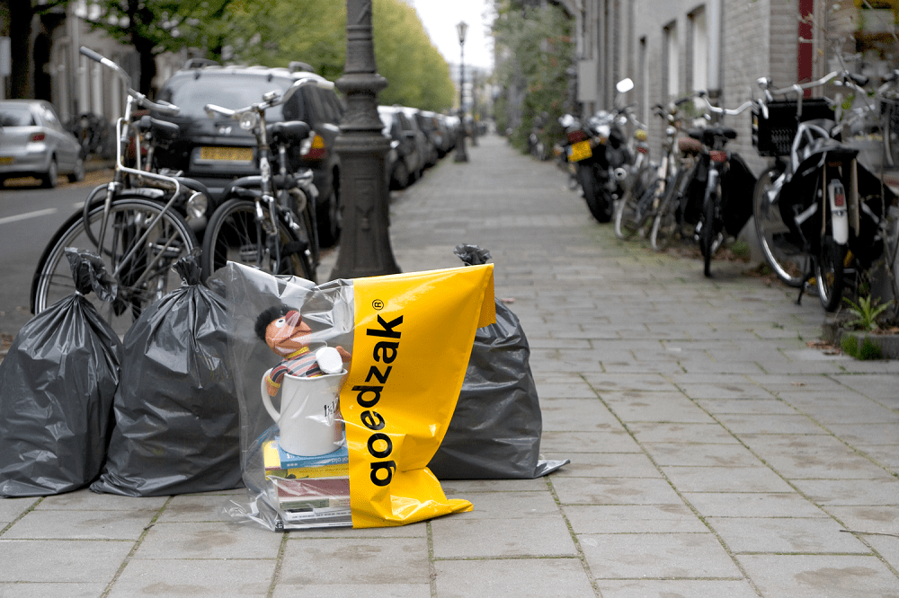 ゴミを出す感覚で道端でリサイクルできるポリ袋「Goedzaq」
