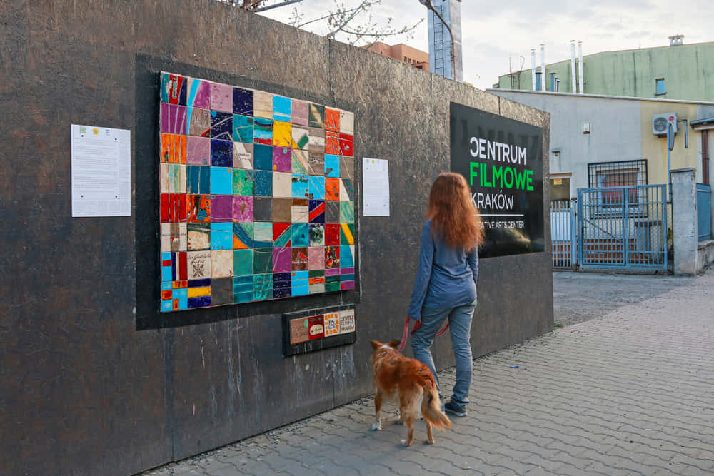 ワルシャワの街中に出現した、空気を浄化するストリートアート「City-Forests」