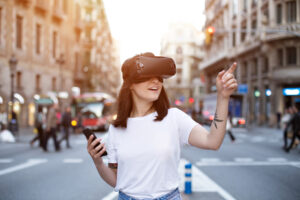VRグラスをかけた女性が道の真ん中に立っている