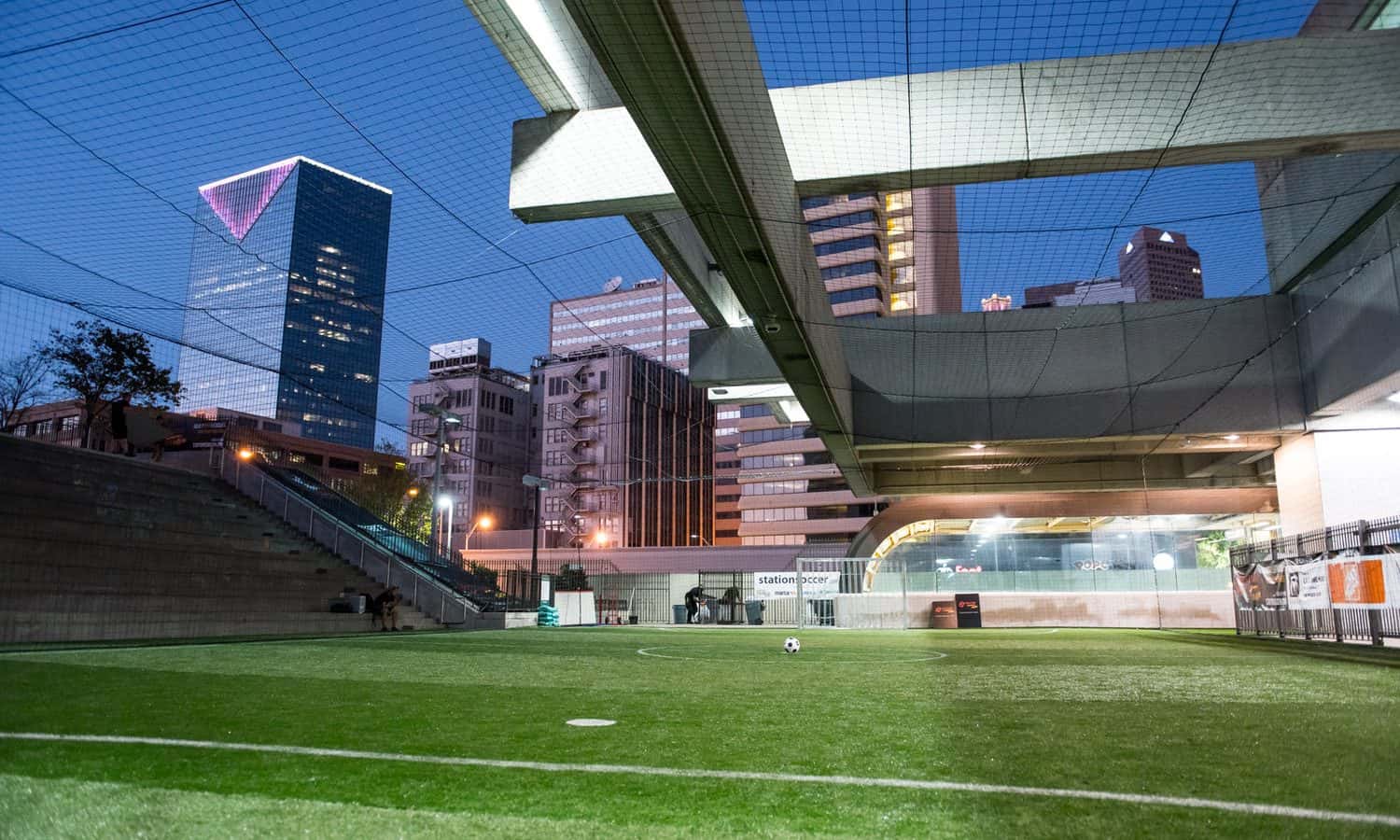 非行よりもサッカーを。アトランタに世界初となる駅ナカサッカー場が誕生